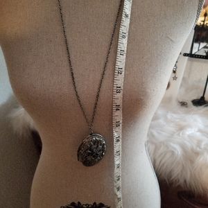 Women's EUC Vintage Look Locket Necklace